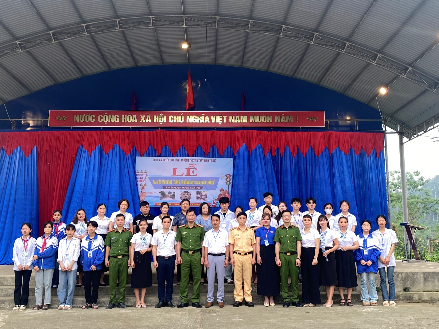 Trường THCS & THPT Bình Trung phối hợp tổ chức lễ ra mắt mô hình “Cổng trường An toàn giao thông” với công an huyện Chợ Đồn